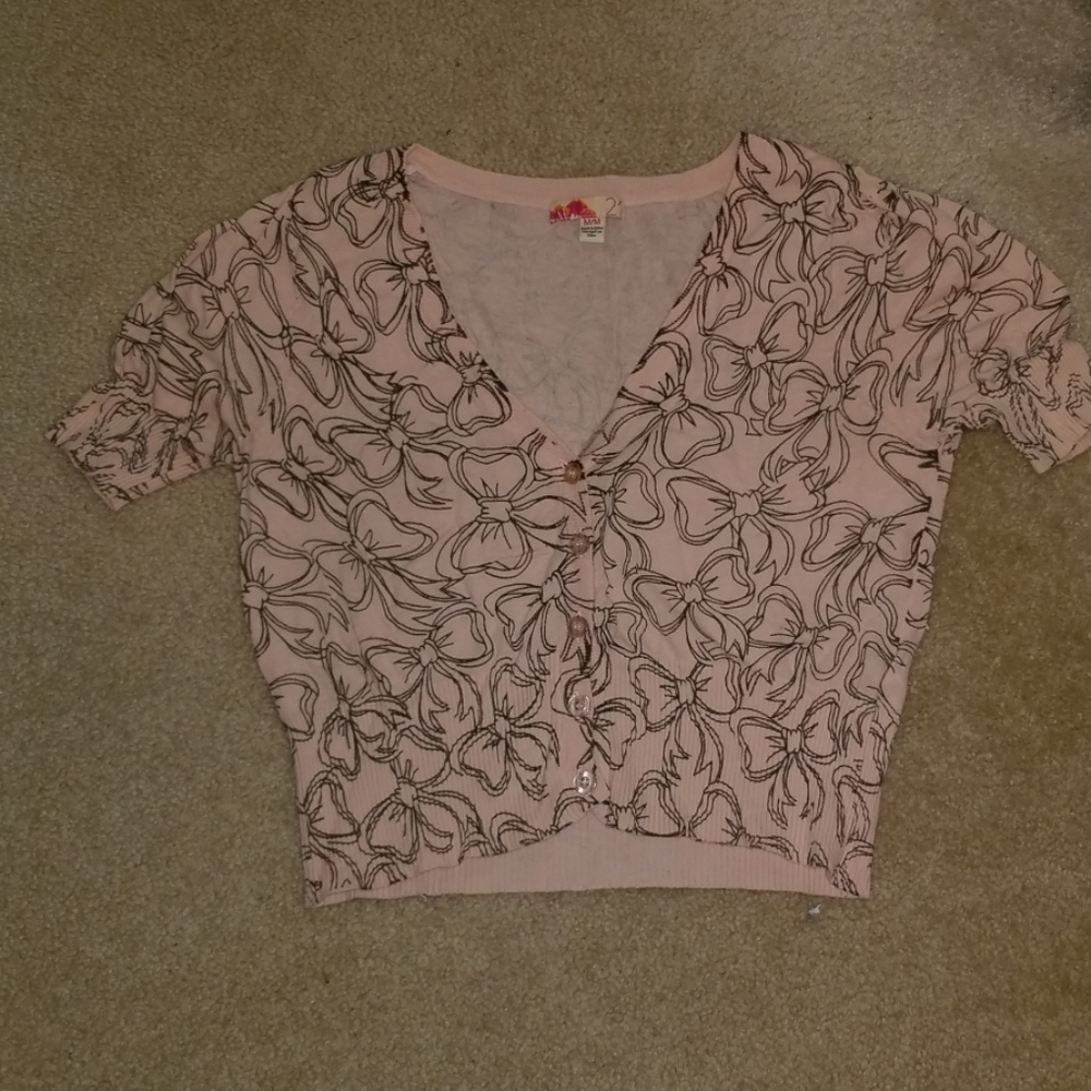 Bow size M short sleeve button up v neck crop